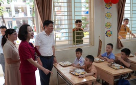Đồng chí Phó Chủ tịch UBND xã Phạm Anh Tuấn chủ trì đoàn Đoàn kiểm tra công tác triển khai ăn bán trú tại các Trường Tiểu học trong địa bàn xã
