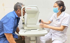 Người cao tuổi tự ý mua kính không thăm, khám, bác sĩ khuyến cáo nguy cơ gây hại cho mắt