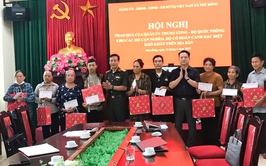 Trao tặng quà của Quân ủy Trung ương - Bộ Quốc phòng cho hộ gia đình có hoàn cảnh khó khan trên địa bàn xã Phù Đổng