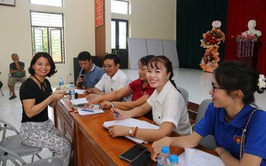 UBND xã Bất Bạt đảm bảo chi trả quà tặng Nhân dân nhanh gọn - minh bạch - tạo điều kiện thuận lợi tối đa cho người dân