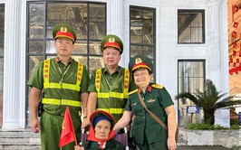 Công an phường Ngọc Hà dùng xe chuyên dụng hỗ trợ, đưa các cụ già, cựu chiến binh đến Quảng trường Ba Đình