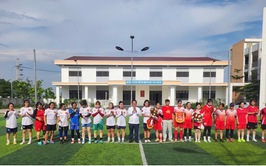 Sôi nổi trận giao hữu bóng đá nữ giữa CLB Ứng Thiên và CLB Trường THPT Trần Đăng Ninh
