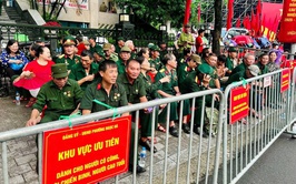 Phường Ngọc Hà bố trí khu vực ưu tiên cho người có công, cựu chiến binh, người cao tuổi xem diễu binh A80
