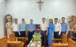 Lãnh đạo Đảng uỷ, UBND xã thăm, tặng quà Giáo xứ Đường Hồng