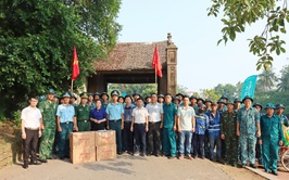 Phường Sơn Tây ra quân tổng vệ sinh môi trường tại di tích Làng cổ ở Đường Lâm