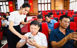 UBND xã Quảng Oai tổ chức hội nghị tập huấn cải cách hành chính, chuyển đổi số và triển khai nền tảng “ Bình dân học vụ số”