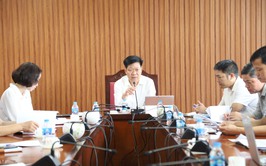 Phó Chủ tịch UBND xã Quang Minh Phạm Anh Tuấn nghe báo cáo tiến độ triển khai một số dự án đầu tư công