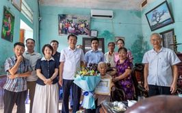 ĐẢNG ỦY XÃ ỨNG THIÊN TRANG TRỌNG TỔ CHỨC TRAO HUY HIỆU 60 NĂM TUỔI ĐẢNG CHO ĐẢNG VIÊN LÃO THÀNH THUỘC CHI BỘ THÔN XÀ CẦU