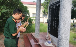 Hội Cựu chiến binh xã Hòa Phú tổ chức dâng hương tưởng niệm các anh hùng liệt sỹ trước thềm Đại hội Đại biểu Hội CCB xã