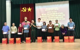 Ban chỉ huy phòng thủ Khu vực 1 - Sóc Sơn tổ chức hội nghị gặp mặt, tặng quà các gia đình có hoàn cảnh khó khăn nhân dịp 2/9