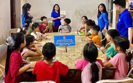 Chi đoàn thôn Hòa Xá bàn giao công trình “Tủ sách thanh niên”