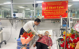 Tổ chức lễ trao Huy hiệu 80 năm tuổi Đảng đợt 2-9 cho đồng chí Lê Thị Bích Vân