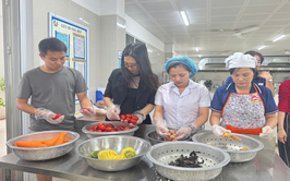 TRƯỜNG MẦM NON HOA MAI TĂNG CƯỜNG CÁC HOẠT ĐỘNG VỆ SINH AN TOÀN THỰC PHẨM TRONG CÔNG TÁC GIAO NHẬN THỰC PHẨM HÀNG NGÀY.