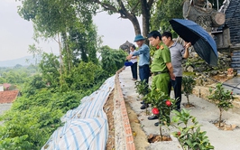 Xã Hạ Bằng khẩn trương đảm bảo an toàn cho 9 hộ dân dưới chân chùa Cực Lạc