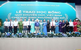 Bà Nguyễn Thị Doan - Nguyên Ủy viên Trung ương Đảng, Nguyên Phó Chủ tịch nước, Chủ tịch Quỹ Khuyến học Việt Nam trao học bổng Quỹ khuyến học Việt Nam cho học sinh phường Đại Mỗ