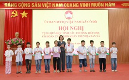 Uỷ ban Mặt trận Tổ quốc và các đoàn thể xã Cổ Đô tặng 32 suất quà cho các em học sinh có hoàn cảnh khó khăn của các trường Tiểu học trên địa bàn xã.