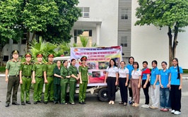 Phụ nữ phường Việt Hưng đồng hành hỗ trợ lực lượng làm nhiệm vụ A80