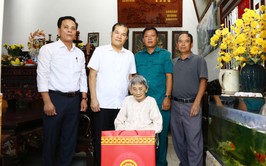 Các đồng chí lãnh đạo xã thăm, tặng quà Bà Mẹ Việt Nam Anh hùng nhân dịp Quốc khánh
