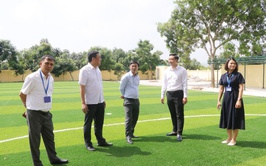 Đồng chí Lê Đức Tùng: Phó chủ tịch UBND xã kiểm tra các trường công tác chuẩn bị năm học mới