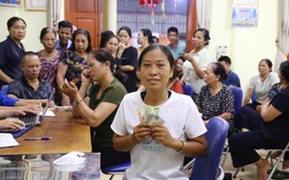 Nhân dân Dương Nội phấn khởi nhận quà Quốc khánh 2/9