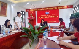 Các đồng chí lãnh đạo xã dự sinh hoạt chi bộ theo Chỉ thị số 50-CT/TW của Ban Bí thư Trung ương Đảng