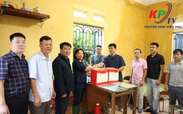 Đồng chí Nguyễn Thị Thu Trang- Chủ tịch Ủy ban MTTQ xã thăm động viên lực lượng trực vận hành các Trạm bơm tiêu úng trên địa bàn xã Kiều Phú