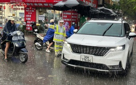 Công an phường Xuân Đỉnh hỗ trợ kịp thời người dân trên địa bàn trong cơn bão số 10