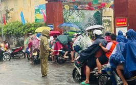 UBND phường hỗ trợ Trường tiểu học Phú Lương II ứng phó với ngập trong mưa bão