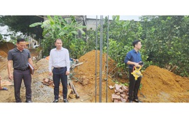 Xã Phú Cát: Hai hộ dân tự giác tháo dỡ công trình vi phạm, hoàn trả mặt bằng nguyên trạng