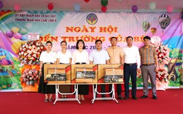 Đồng chí Nguyễn Ngọc Tú - Phó Bí thư Đảng ủy, Chủ tịch UBND xã kiểm tra công tác chuẩn bị cho Lễ khai giảng năm học mới 2025-2026