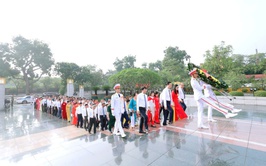 Đoàn đại biểu phường Yên Hòa dâng hương tưởng niệm các anh hùng liệt sĩ tại Đài tưởng niệm các anh hùng liệt sĩ trên đường Bắc Sơn và vào Lăng viếng Chủ tịch Hồ Chí Minh