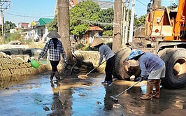 Nhân dân xã Trần Phú tích cực tổng vệ sinh môi trường sau úng, ngập