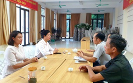 Đồng chí Đoàn Thị Thu Hà – Phó Bí thư thường trực Đảng ủy phường Phú Lương trực tiếp làm việc, nắm bắt tình hình công tác lãnh đạo, chỉ đạo tại Chi bộ TDP 12
