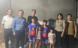 Các mạnh thường quân trao tặng bàn ghế cho trẻ em có hoàn cảnh khó khăn tại xã Tam Hưng