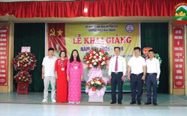 Đồng chí Hoàng Nguyên Ưng – Phó Bí thư Đảng ủy, Chủ tịch UBND xã chúc mừng thầy trò trường THCS Hòa Thạch và trường Tiểu học Hòa Thạch A nhân dịp khai giảng năm học mới