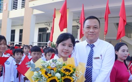 Trần Phú: thành lập 17 đoàn đi tặng hoa, chúc mừng các trường nhân dịp khai giảng năm học mới