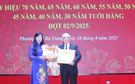 Chủ tịch Ủy ban MTTQ Việt Nam Thành phố Hà Nội Nguyễn Lan Hương trao Huy hiệu Đảng tại phường Hai Bà Trưng