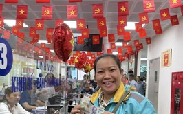 Phường Đống Đa thực hiện trao quà Quốc khánh 2/9 tới người dân