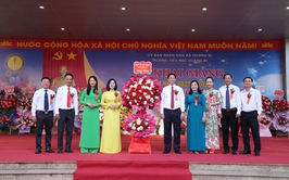 Đồng chí Nguyễn Trường Năng – Bí thư Đảng ủy, Chủ tịch HĐND xã Quảng Bị tặng hoa chúc mừng cán bộ, giáo viên, học sinh các trường Mầm Non, Tiểu học, THCS Quảng Bị nhân dịp khai giảng năm học mới