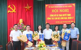 Xã Hát Môn tổ chức hội nghị công bố và trao Quyết định về công tác cán bộ