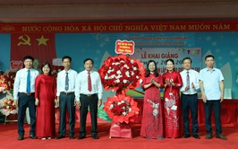 Đồng chí Phó bí thư Thường trực Đảng ủy Lê Thị Hạnh dự Lễ khai giảng năm học mới tại Trường Tiểu học Hợp Đồng
