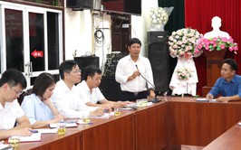 Bí thư Đảng uỷ, Chủ tịch HĐND xã Bát Tràng Nguyễn Văn Quyến dự sinh hoạt đảng tại Chi bộ thôn Đào Xuyên