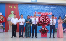 Đồng chí Phó Bí thư Thường trực Đảng ủy dự Lễ khai giảng năm học mới 2025 – 2026 tại trường THCS Văn Tự