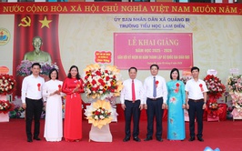Đồng chí Chủ tịch UBND xã Quảng Bị Bùi Mạnh Thắng dự khai giảng tại trường Tiểu học Lam Điền