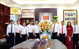 Các đồng chí Lãnh đạo xã Quảng Bị tặng hoa chúc mừng tại Trường THPT Chúc Động nhân dịp khai giảng năm học 2025-2026