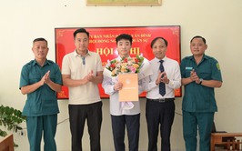 Trao Quyết định cho công dân trúng tuyển nghĩa vụ quân sự vào các nhà trường trong Quân đội và giao nhiệm vụ cho cán bộ Ban Chỉ huy Quân sự xã trúng tuyển ngành quân sự