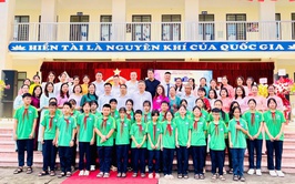 Các đồng chí lãnh đạo xã chúc mừng các trường học trên địa bàn nhân dịp Khai giảng năm học mới 2025-2026