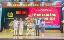 Bí thư Đảng ủy xã Tam Hưng Bùi Văn Sáng tặng hoa chúc mừng Học viện An ninh nhân dân nhân dịp khai giảng năm học mới