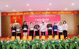 Tặng quà hộ cận nghèo, học sinh hộ cận nghèo nhân kỷ niệm 80 năm Quốc khánh 2/9