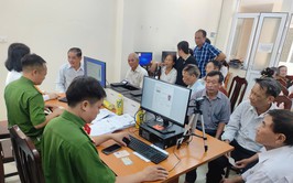 Đảng bộ xã Tam Hưng: Dẫn đầu thành phố trong công tác đổi thẻ đảng viên
